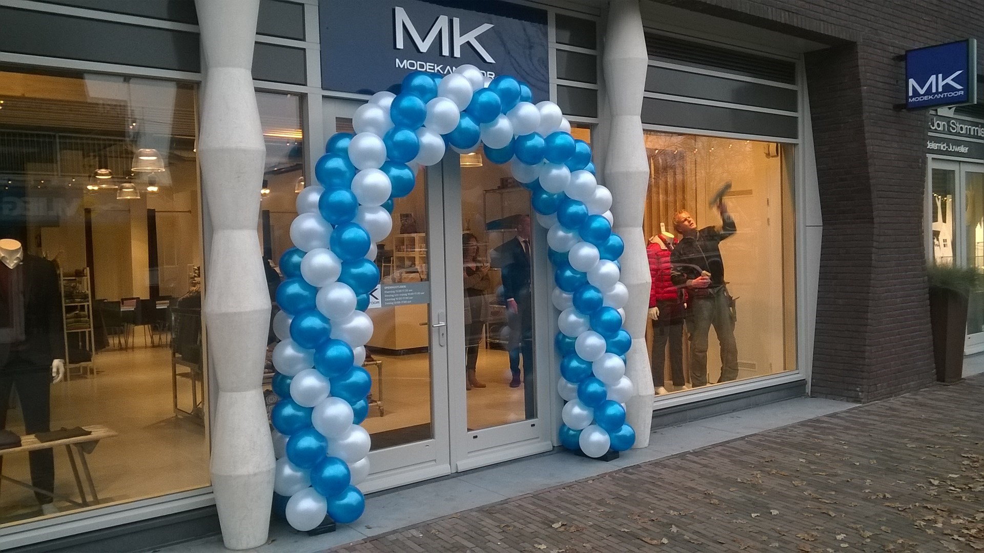 ballonnenboog decoratie voor entree MK modezaak Bergen