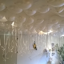 witte helium ballonnen tegen plafond als versiering