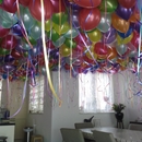 huwelijks aanzoek op een speciale manier met plafond vol helium ballonnen