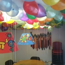 plafond vol helium ballonnen ter decoratie