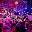 kinderen voor kinderen in concert met een aantal ballonnen netten 