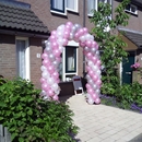 ballonnenboog voor huwelijk bij ouderlijk huis