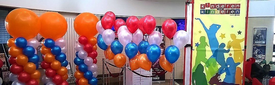 ballonnen decoratie met ballonpilaren en helium ballonnen ballonnenboog