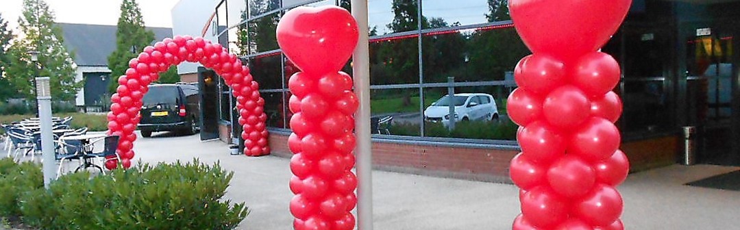 ballonnen decoratie voor bruiloft of huwelijk met ballonnenboog, ballonpilaren en helium ballonnen