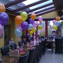 diner in restaurant met helium ballon trosjes