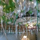 ballonnen gevuld met helium tegen plafond als versiering decoratie feest