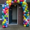 kinderverjaardag met ballonnenboog in alle kleuren
