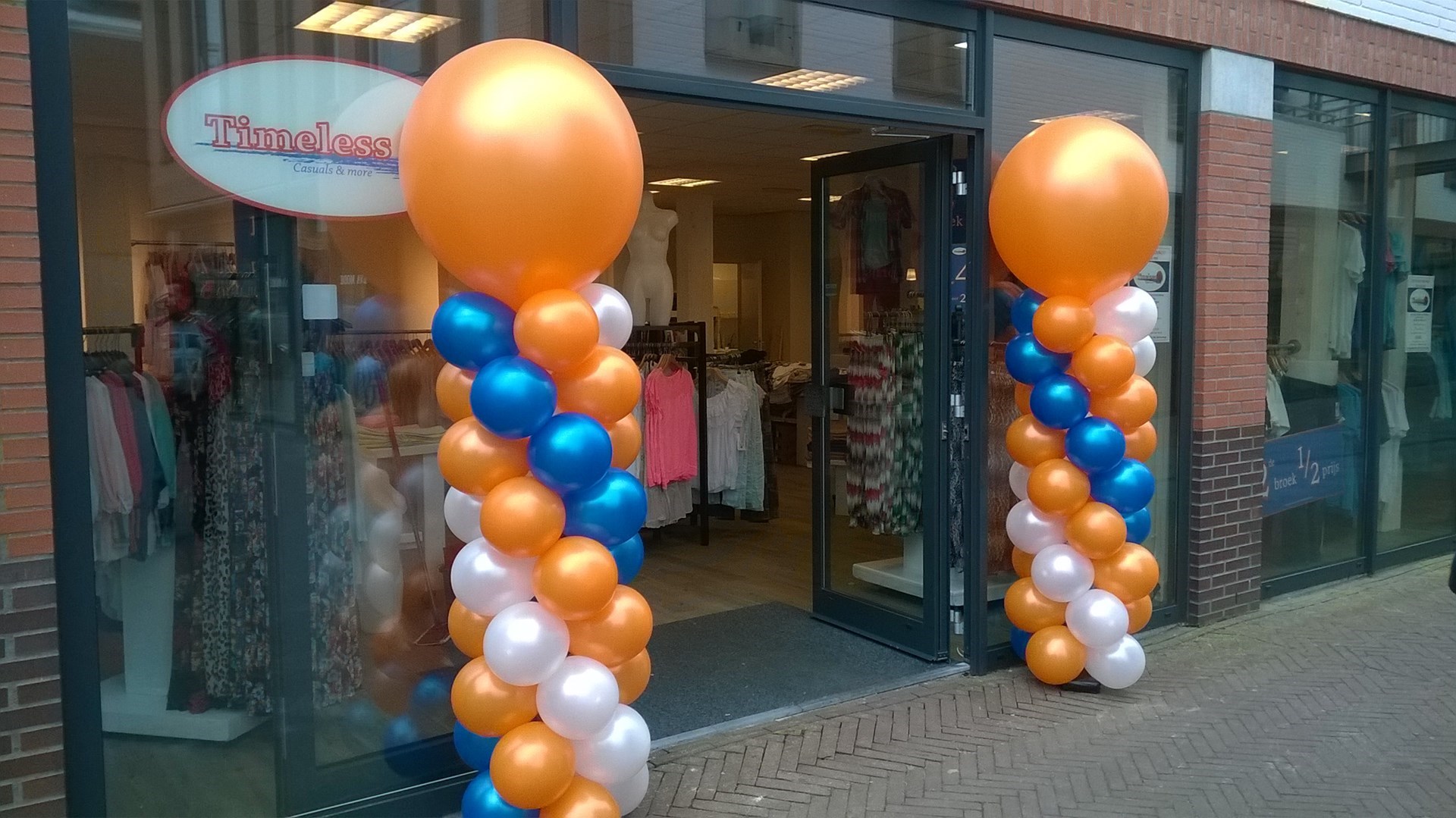 oranje blauwe witte ballonnen pilaren opening winkel Nieuwkoop