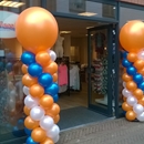 oranje blauwe witte ballonnen pilaren opening winkel Nieuwkoop