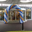extra grote ballonnenboog bij draaideur Amsterdam Noord
