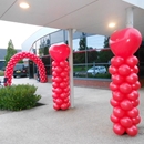 ballonnen trouwen met ballonnenboog en pilaren met hart kleur rood