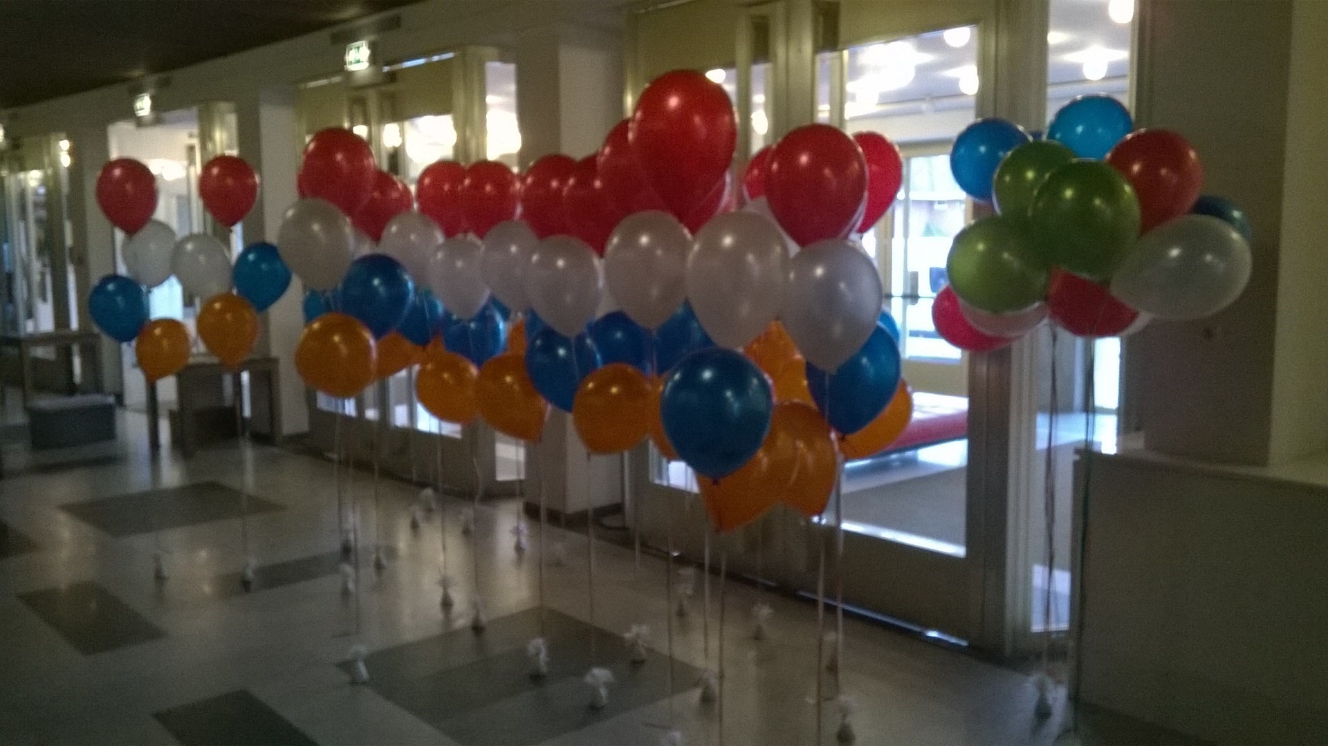 ballon decoraties met helium ballon trossen
