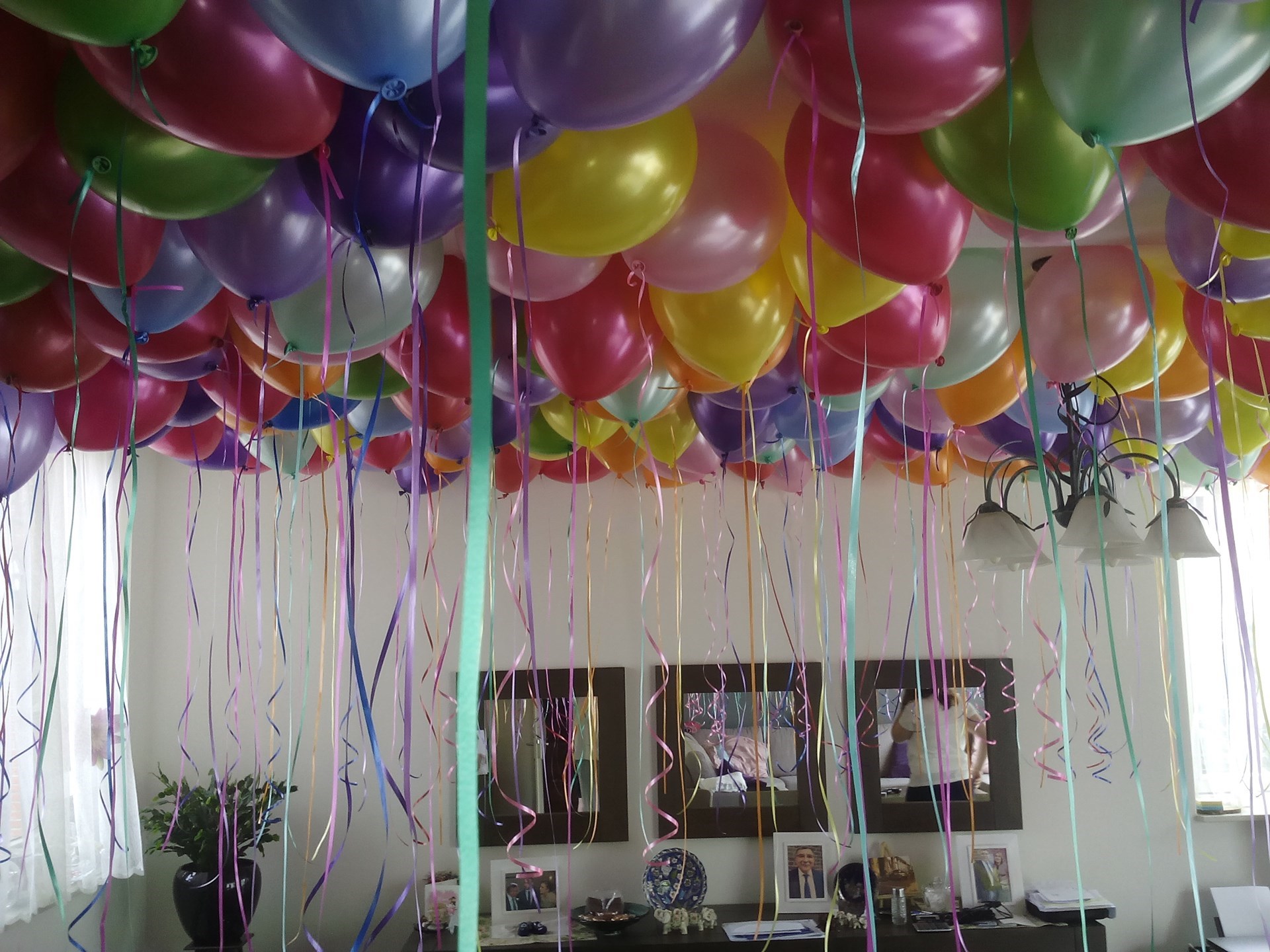helium ballonnen tegen plafond voor huwelijks aanzoek