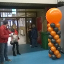 ballon pilaren voor wedstrijd Rotterdam oranje-zwart