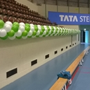 ballon slingers als decoratie in sporthal Beverwijk langs tribune
