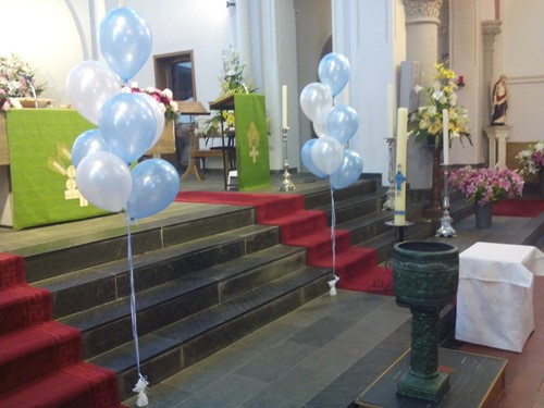 ballonnen bij altaar doop kerk