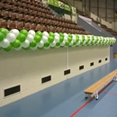 lange ballonnen slingers als decoratie van sporthal Beverwijk