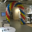instore ballonnenboog IKEA in bedrijfskleuren