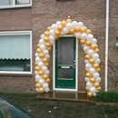 ballonnenboog huwelijk goud en wit bij voordeur ouderlijk huis