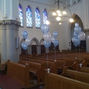doop kerk met helium ballonnen aan kerkbanken