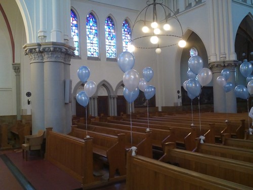 helium ballonnen aan kerkbanken doop