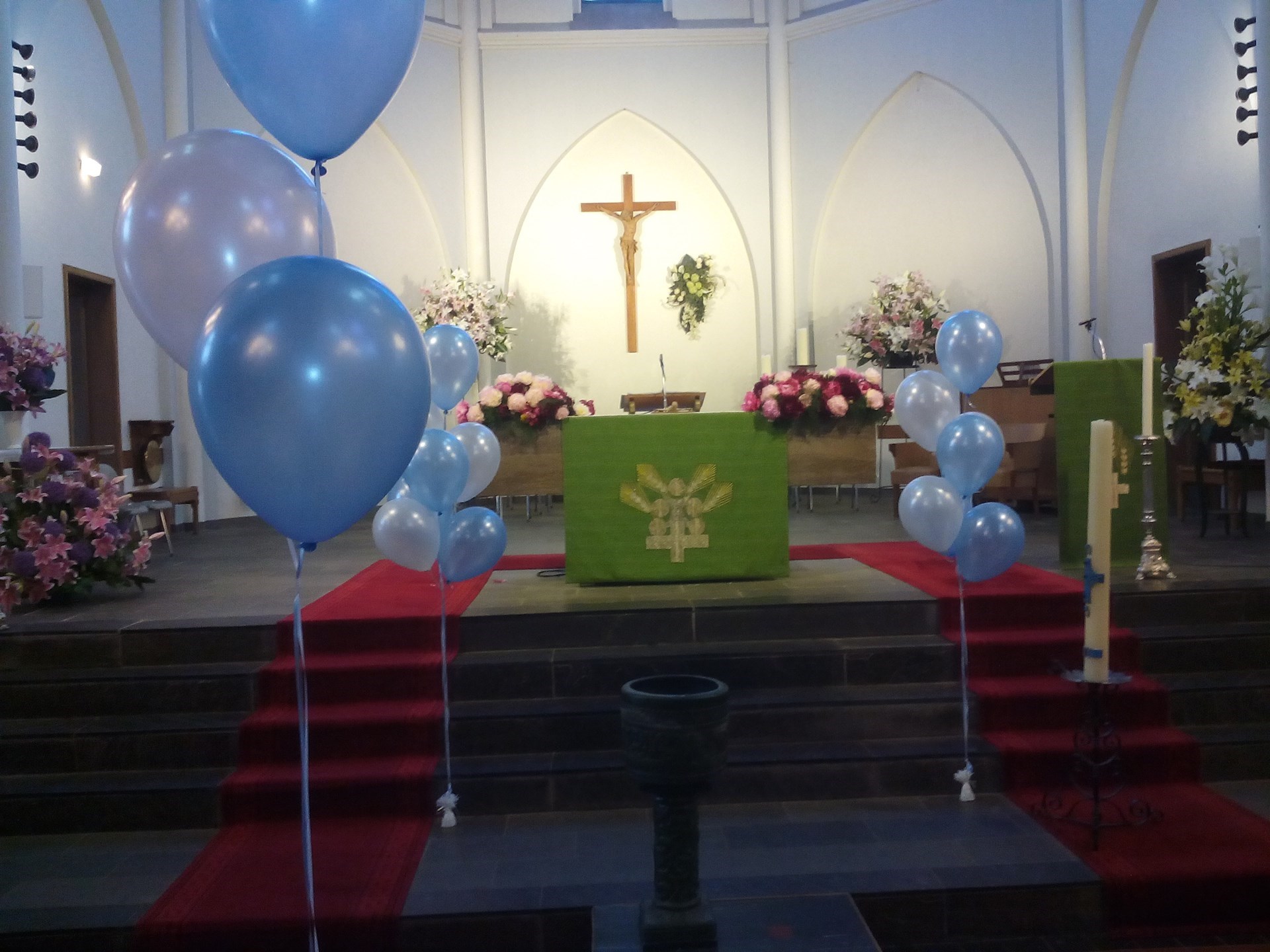 doop in kerk met ballonnen decoraties aan kerkbanken