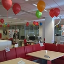 ballonnen met helium tegen plafond als decoratie