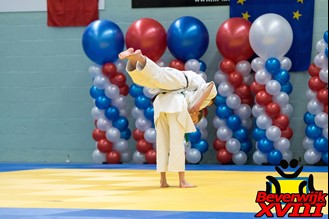 judo in actie met ballonnen decoratie