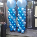baby shower pilaren van ballonnen voor bij voordeur woning