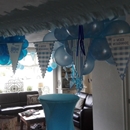 baby shower decoratie met ballonnen en slingers