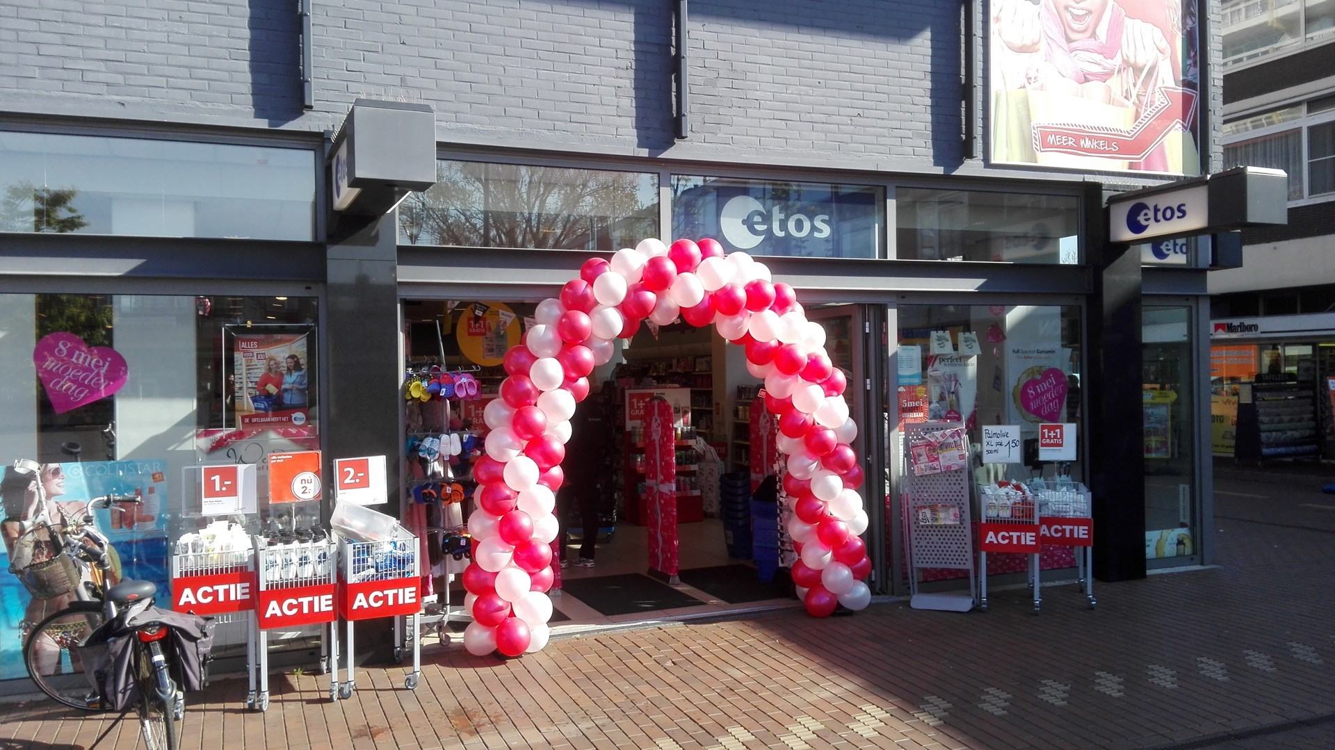 ballonnenboog Etos winkel Leiden moederdag donker roze en wit metallic