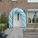 ballonnenboog voor verjaardag/geboorte kind lichtblauw met witte ballonnen bij voordeur