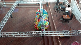 ophangen van een ballonnen net in een trus Amsterdam de Meervaart