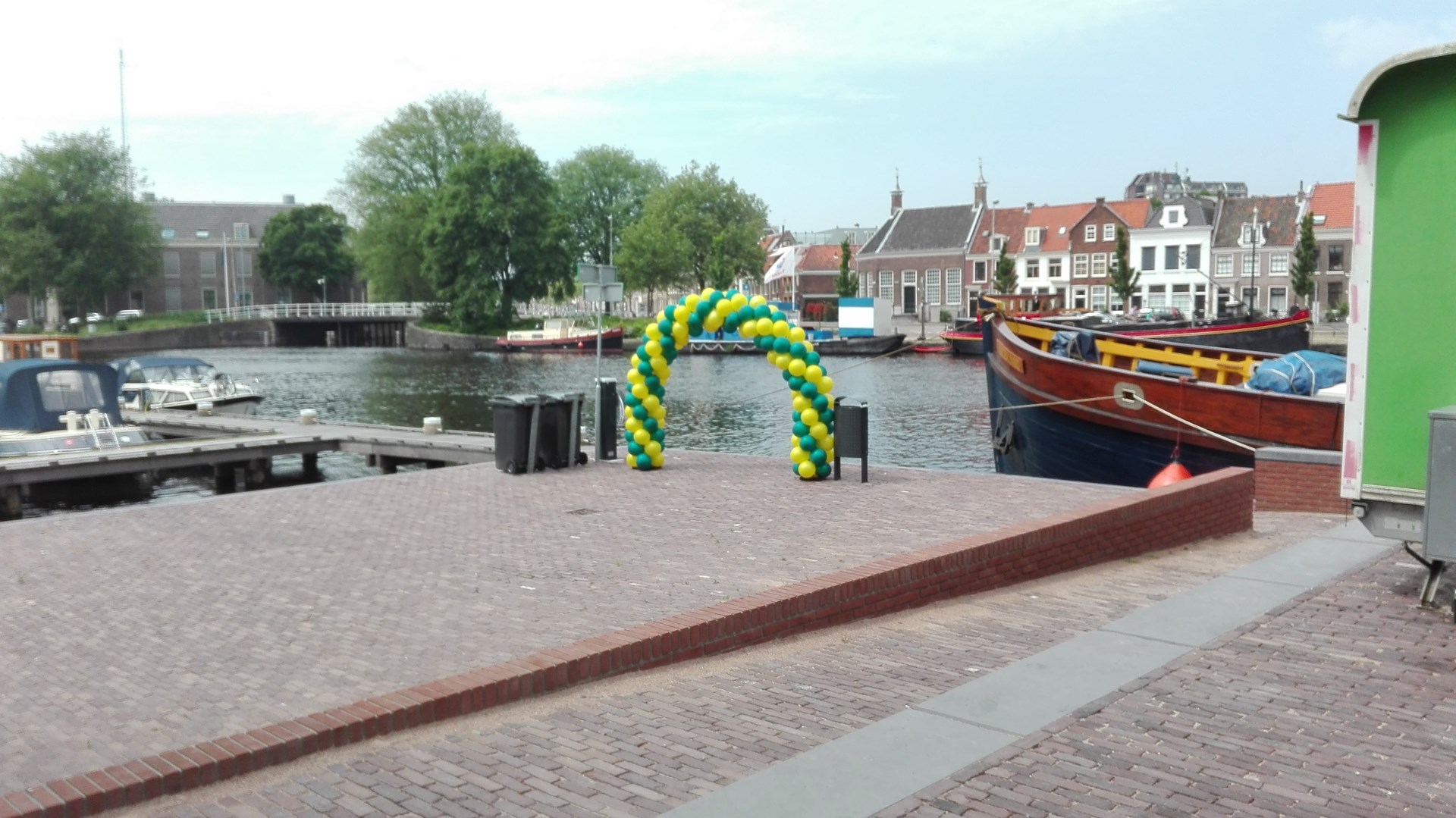 ballonnenboog opening nieuwe haven Haarlem Dura vermeer in bedrijfskleuren