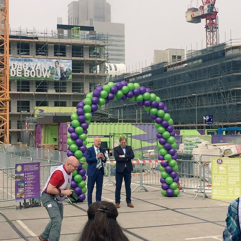 Dag van de bouw 2016 Rotterdam met een acht meter ballonnenboog kleuren van bedrijf Dag van de bouw 2016 Rotterdam met een acht meter ballonnenboog kleuren van bedrijf