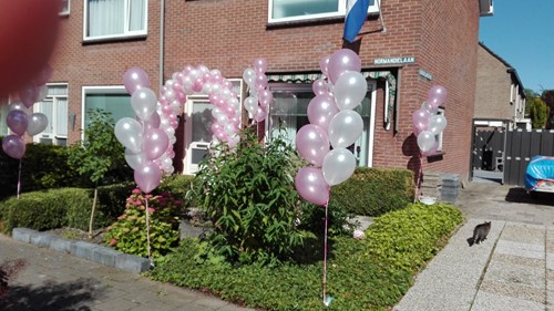 ballonnen decoraties bij voordeur boog en helium ballonnen