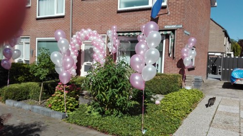 ballonnen decoraties bij voordeur boog en helium ballonnen