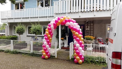 kleurrijke  ballonnenboog ouderlijk huis verrassing