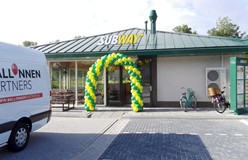 Opening Subway Wormerveer met ballonnen bogen