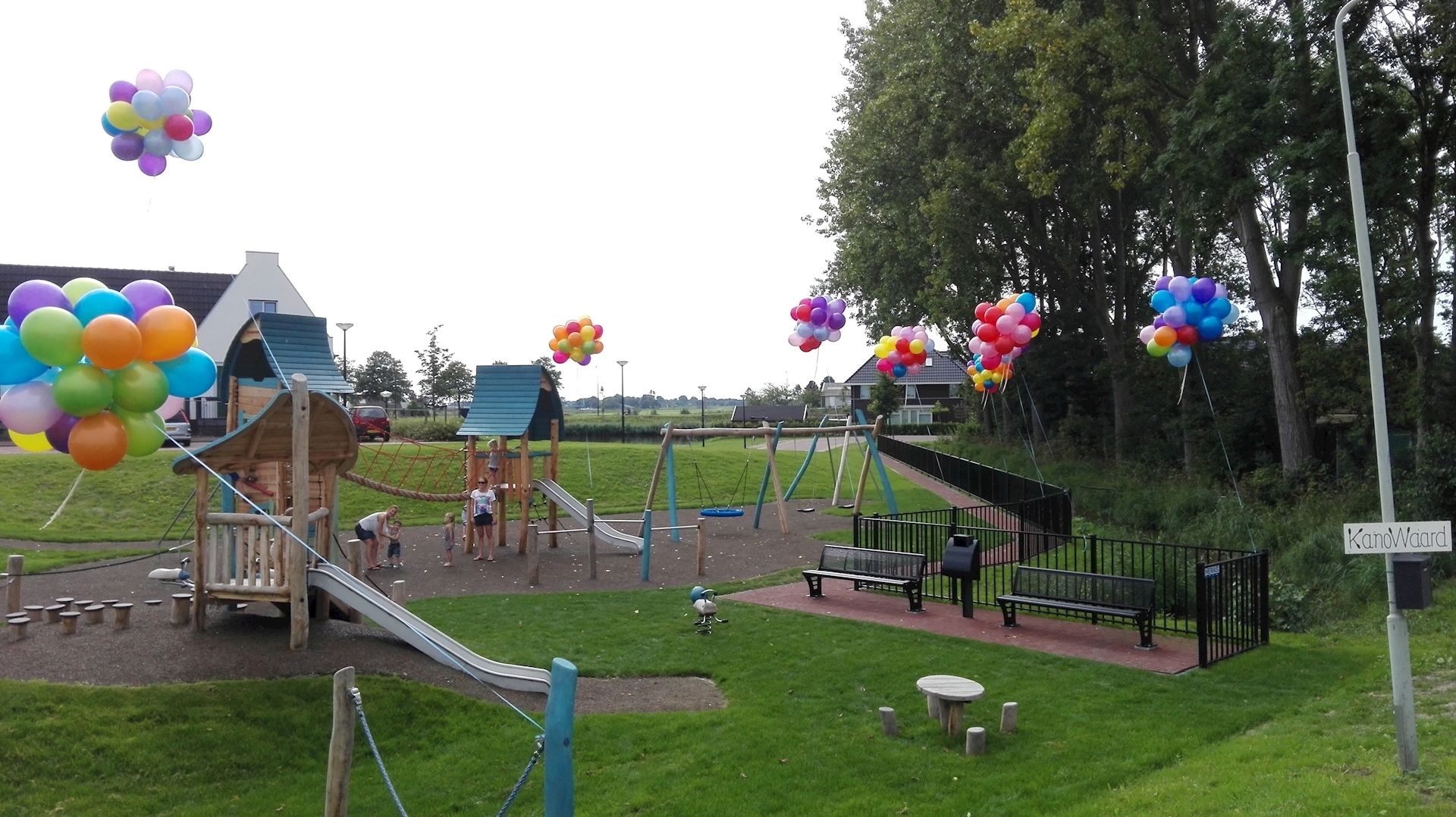ballonnen decoratie opening nieuw speelveld Heerhugowaard met helium ballon trossen