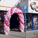 ballonnenboog licht roze met donker roze ballonnen voor jubileum fietsenwinkel