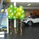 paas shows bij Renault auto dealers met helium ballon trossen in paas kleuren 