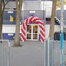 ballonnenboog bij entree basisschool Amsterdam kleuren rood met wit