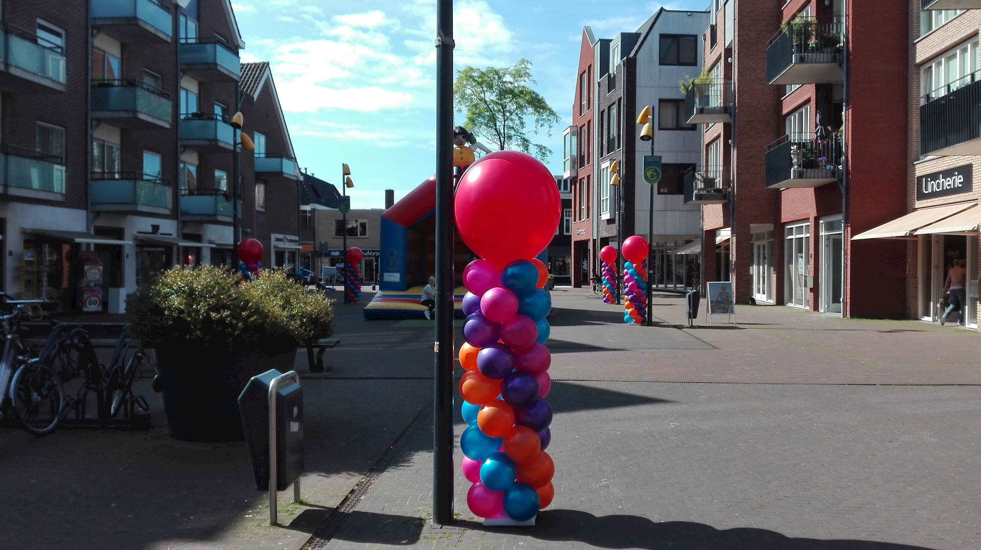 Ballon pilaren voor feest op het Bakkerspleintje van de ondernemers