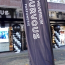 twee ballon pilaren in de kleuren zwart wit bij ingang winkel Hilversum Pourvous