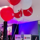 reuze ballon bedrukking met logo VARA tegen plafond
