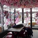 kinderfeest met plafond vol helium ballonnen en trossen met op top Unicorn ofwel eenhoorn