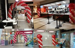 Opening Fastfoodketens met ballonnen bogen en pilaren rood wit
