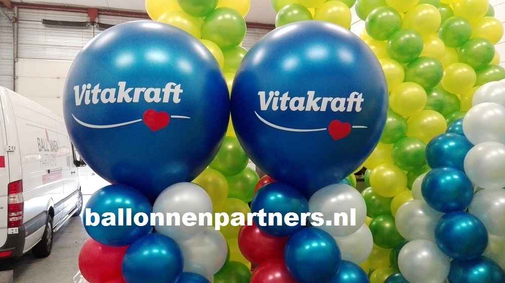 ballon pilaren met logo op top Vitakraft speciale open dag in dierenpark Rhenen