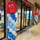ballon pilaar TUI reisbureau kleuren licht blauw donker blauw wit met rode ballon